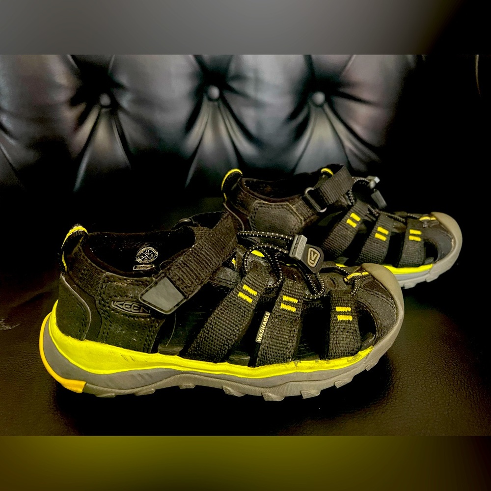 Size 11 keens. Perfect for playing in the great outdoors 🏕️